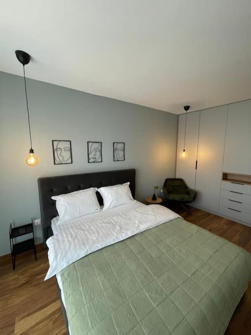 Minimalist Studio 5 Brasov Exterior photo